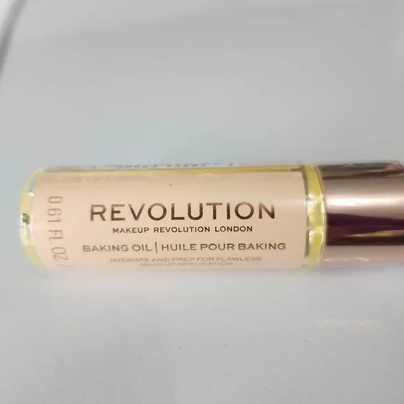 Makeup Revolution Baking Oil Makeup Primer - Picture 2 of 3